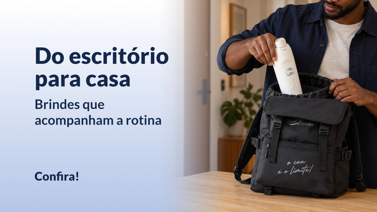 Colaborador retira uma garrafa da bolsa ao chegar em casa e a coloca sobre uma mesa.